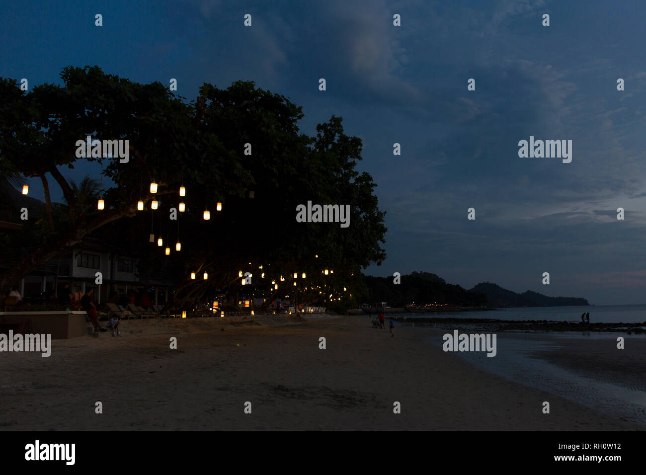Nachtansicht von Thailand Strand. Lichter am Strand. Stockfoto