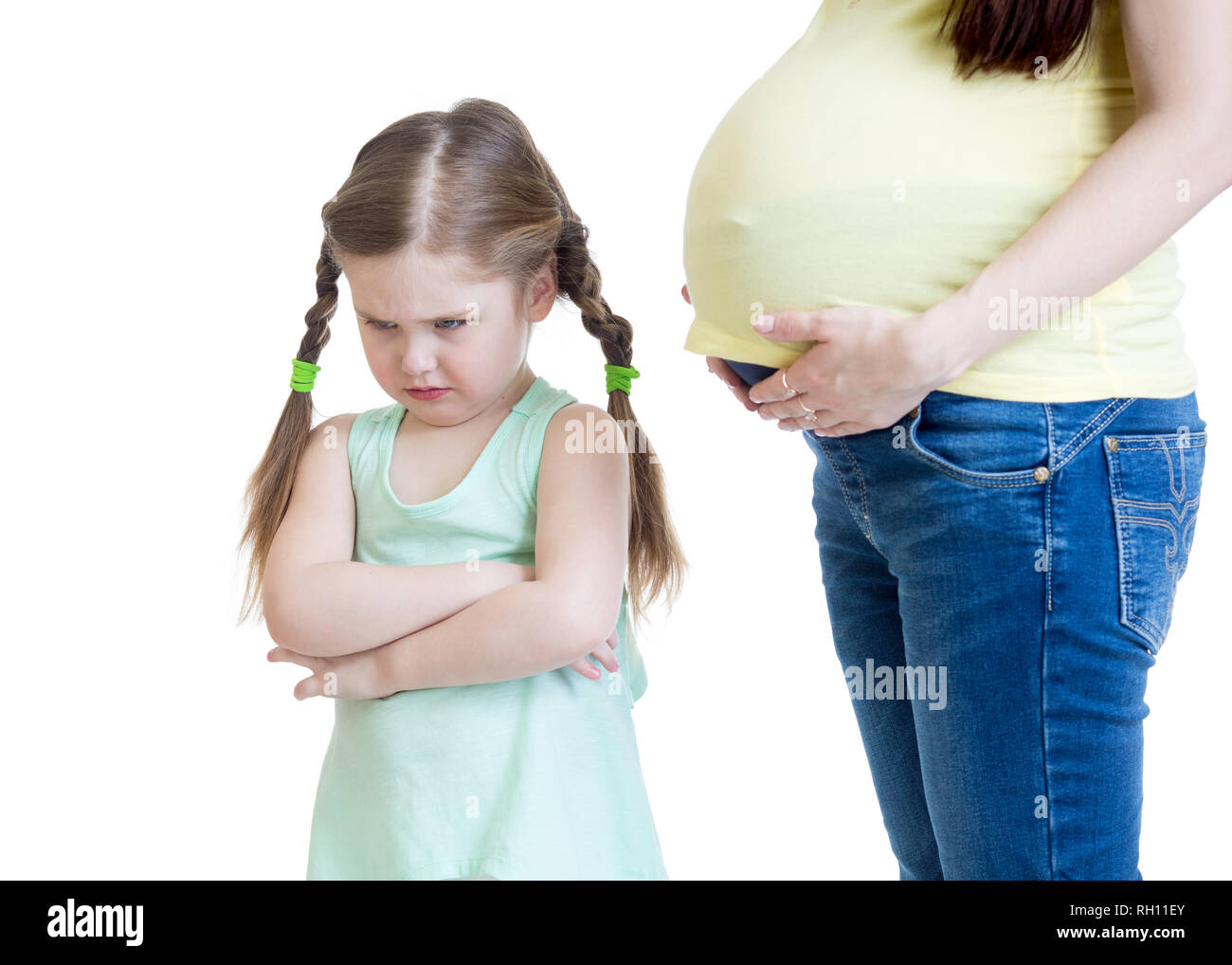Verärgert kind Mädchen und ihre schwangere Mutter, isoliert auf weißem Stockfoto