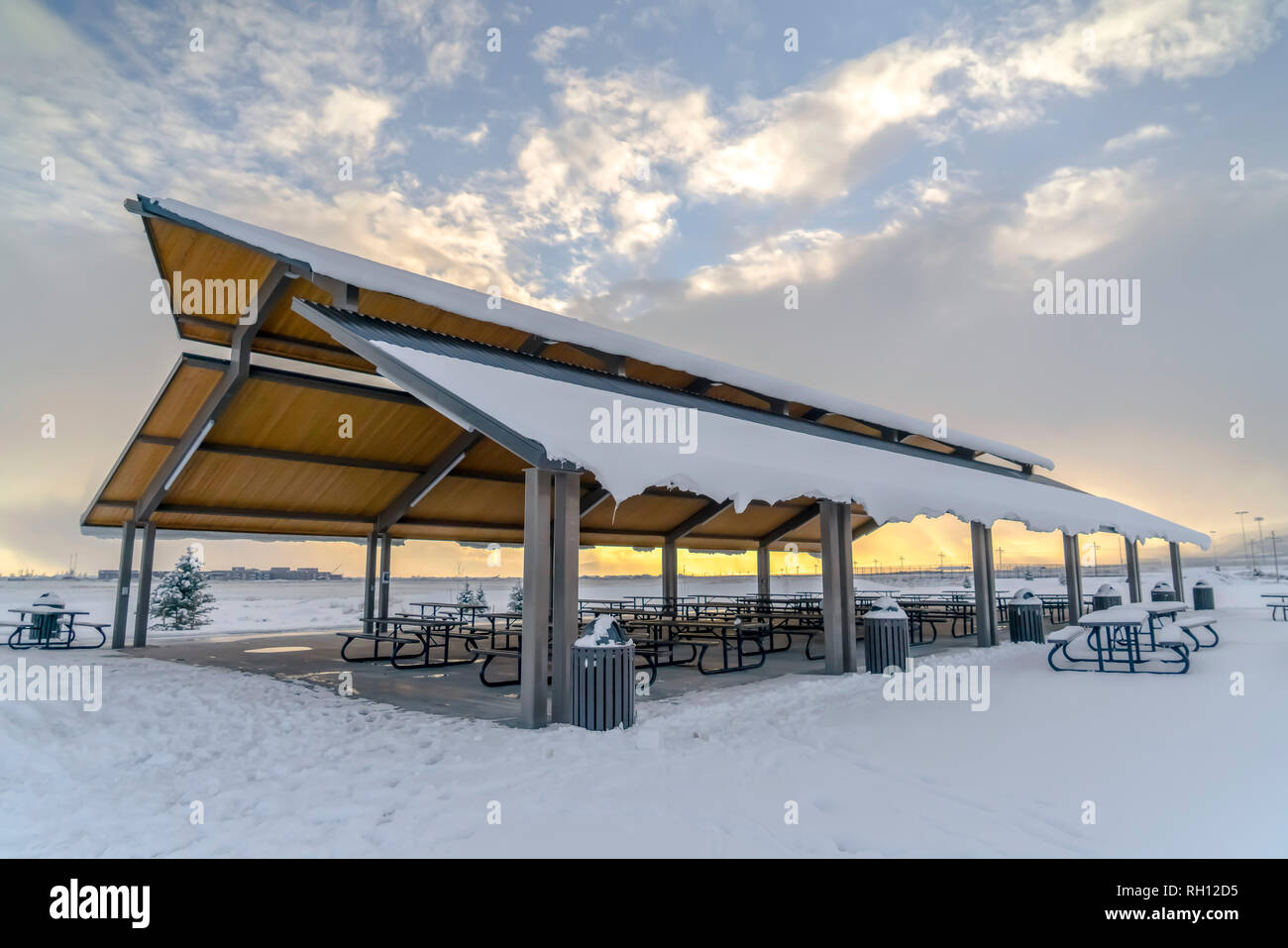 Eeating Bereich mit schneebedeckten Dach auf einem eisigen Landschaft Stockfoto