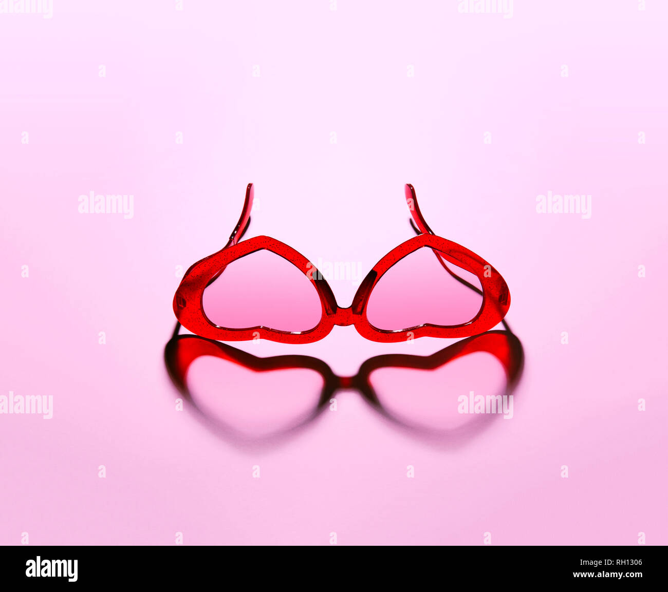 Ein Paar rote herzförmige Sonnenbrille. Stockfoto