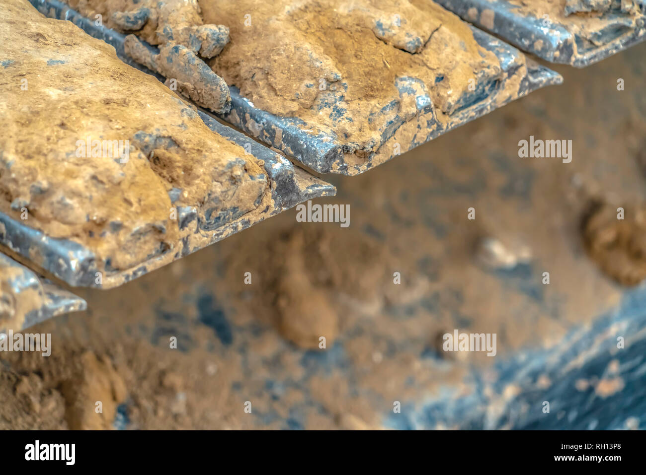 Bagger Metal Track Pad zusammengebacken mit trockenem Schmutz Stockfoto