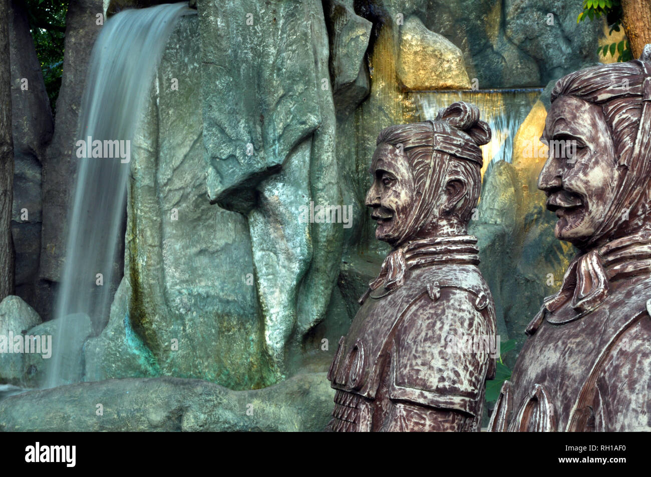 Chinesische Drachen, Statuen von Ronin und Brunnen bei Sonnenuntergang Russland Stockfoto