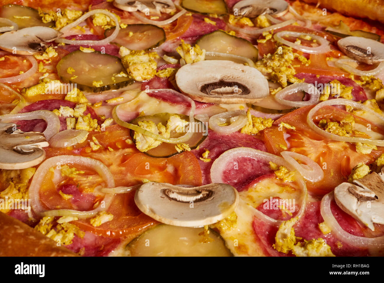 Köstliche Meeresfrüchte Garnelen und Muscheln Pizza auf einem schwarzen Holztisch. Italienisches Essen. Ansicht von oben Stockfoto