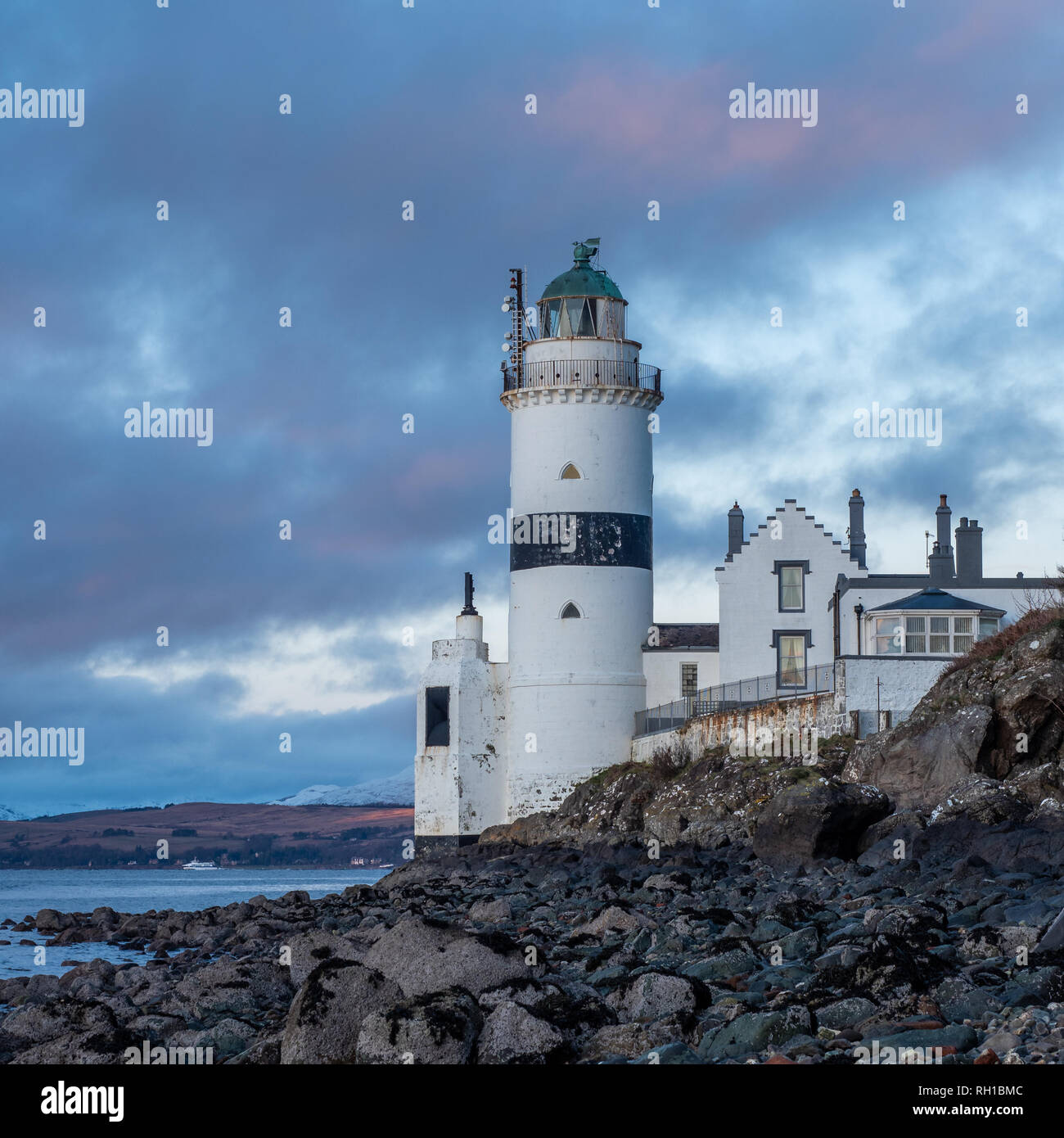 Die Cloch Leuchtturm befindet sich am Ufer des Firth of Clyde, Schottland. Es ist unten am E Ufer des Firth of Clyde eine kurze Distanz SW gelegen Stockfoto