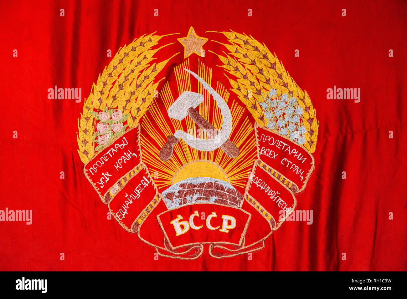 Emblem der Weißrussischen Sozialistischen Sowjetrepublik an die Sowjetische Weißrussische SSR mit politischen Losung "Proletarier aller Länder, vereinigt Euch!". Stockfoto