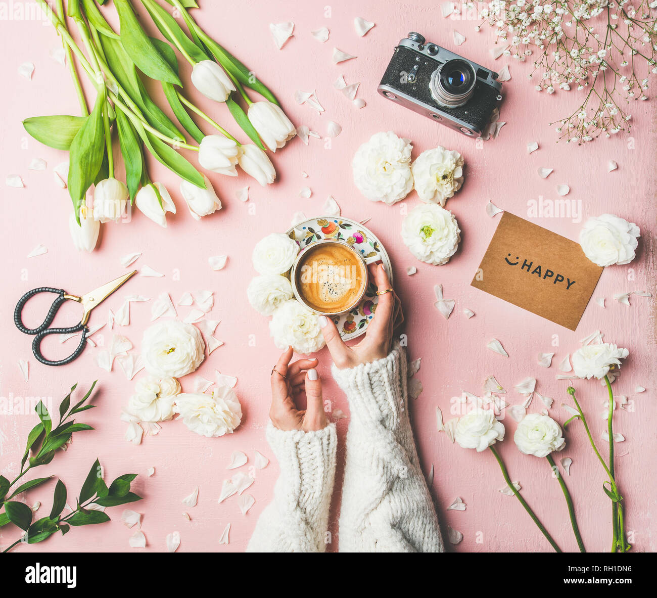Feder Layout mit Kaffee in weibliche Hände, Blumen, Zeichen glücklich Stockfoto