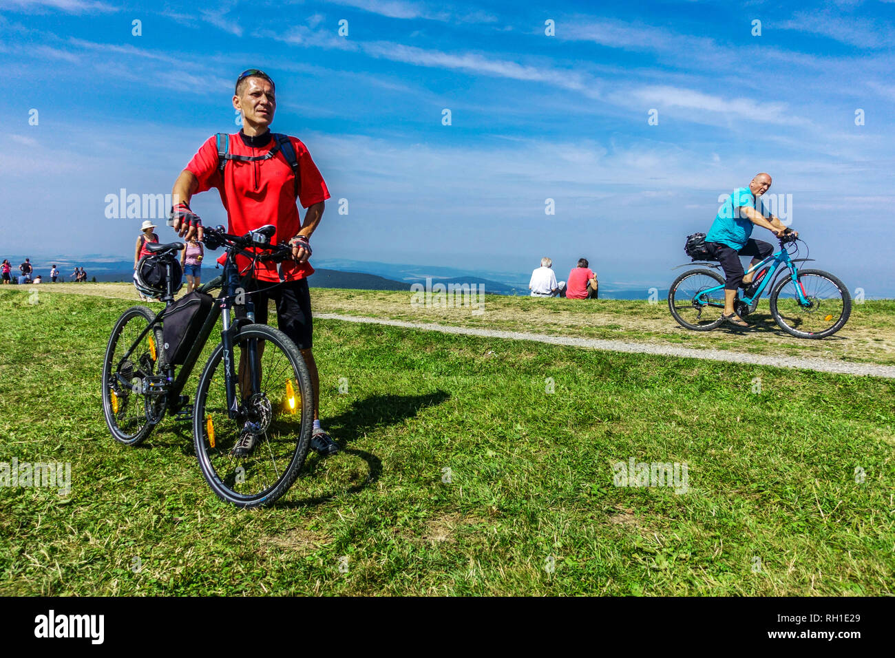 Herren Radfahren auf der Spitze der Bergwiesen in Die Weißen Karpaten an der Grenze zur Tschechischen Republik Und Slowakei Senior Fahrrad fahren Stockfoto