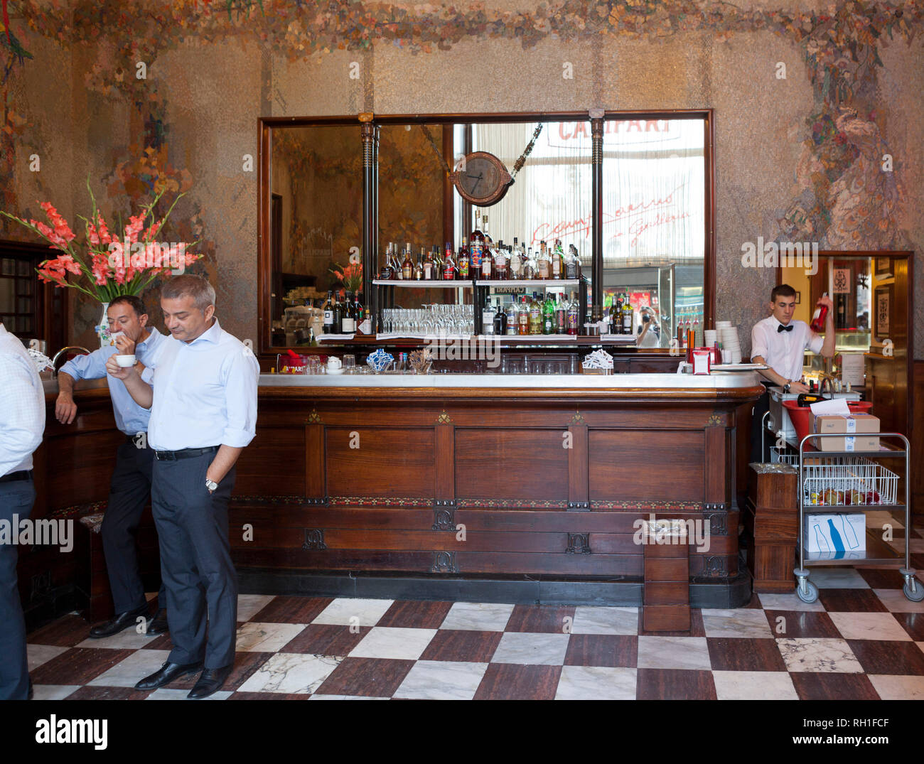 Bar camparino Interieur mit Menschen, Mailand, Italien Stockfoto