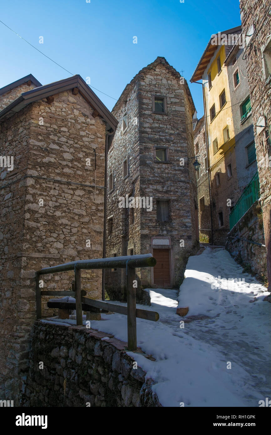 Eine Straße in der Hill Village von casso im Winter Friaul Julisch Venetien im Nordosten Italiens. Mit einer Bevölkerung von nur 35, ist das Dorf berühmten lokalen Stockfoto