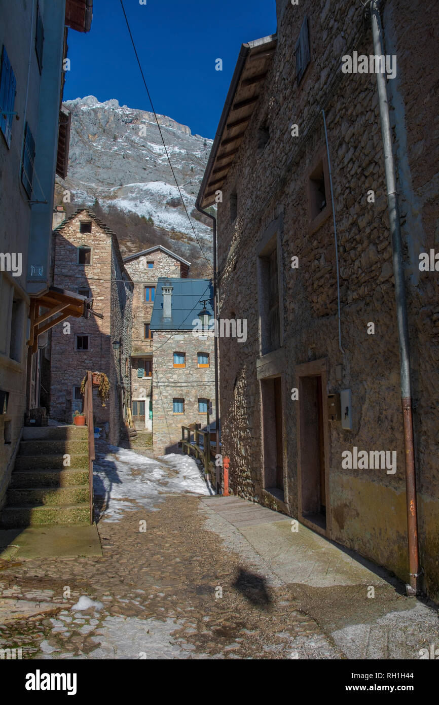 Eine Straße in der Hill Village von casso im Winter Friaul Julisch Venetien im Nordosten Italiens. Mit einer Bevölkerung von nur 35, ist das Dorf berühmten lokalen Stockfoto