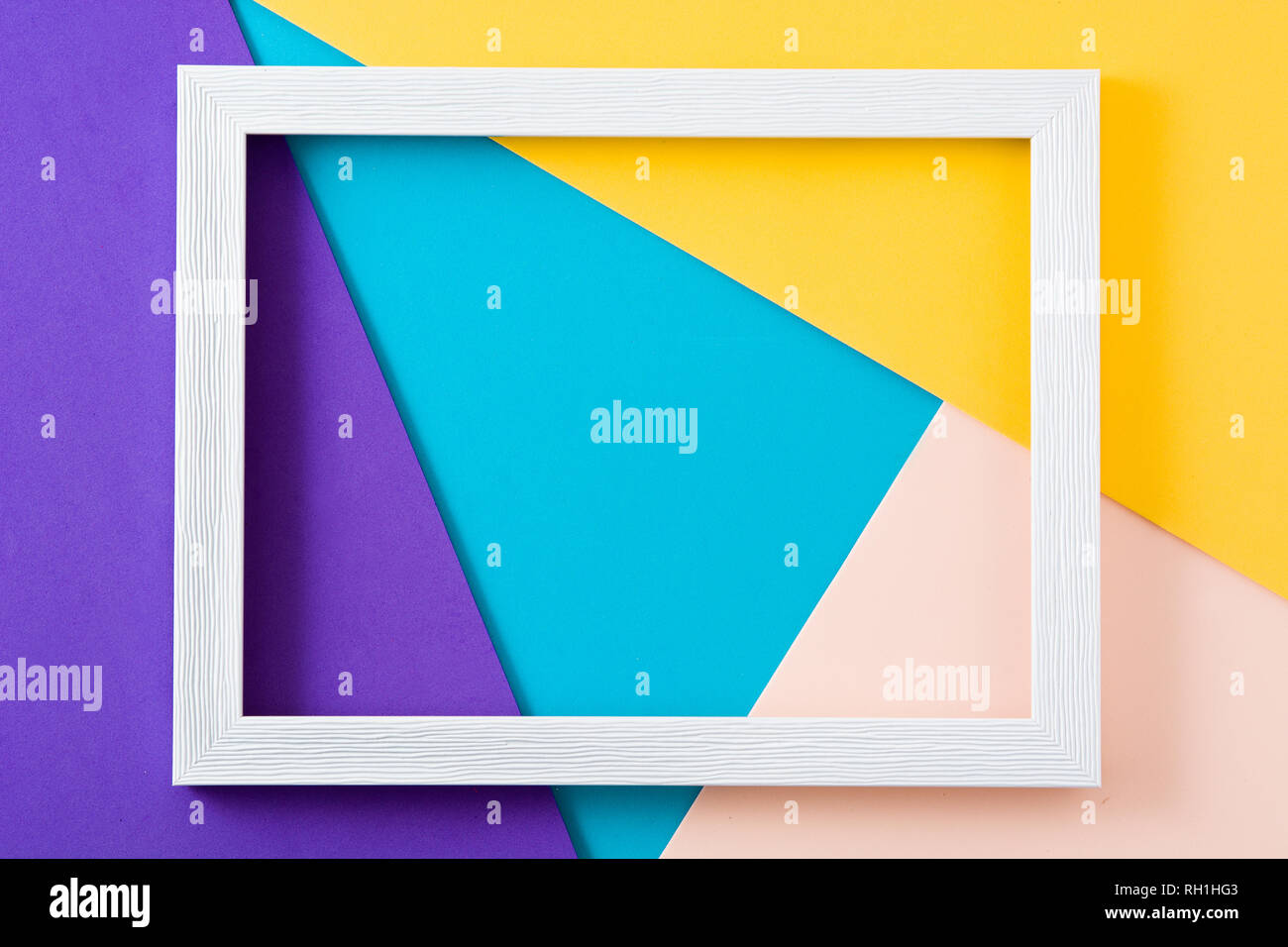In der Nähe von weißen Holzrahmen auf farbigen Hintergrund. Copyspace. Mockup. Stockfoto