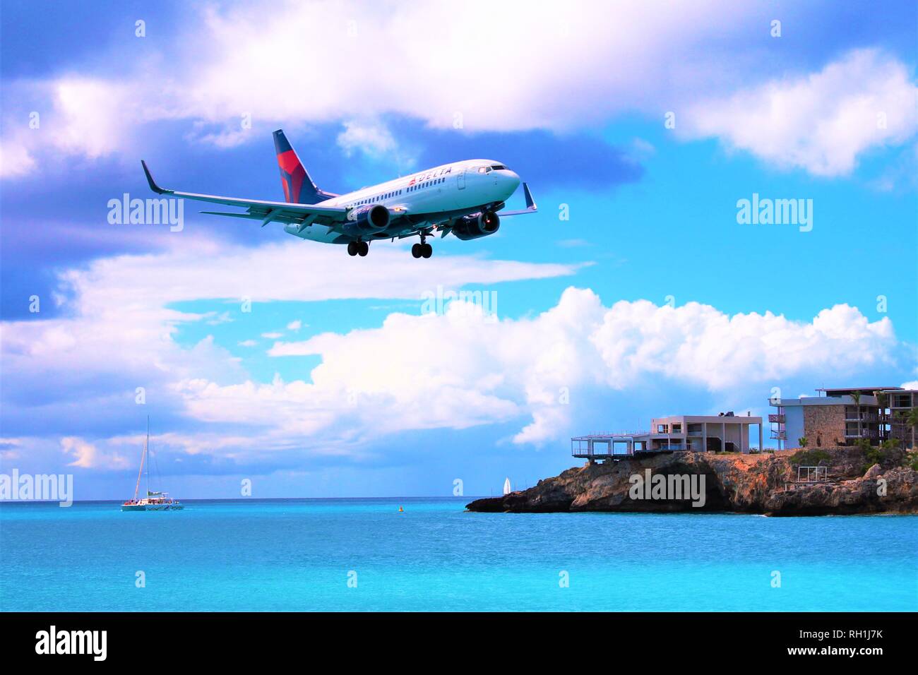 MAHO, ST MAARTEN, Karibik - 27. FEBRUAR 2018: ein Delta Air Lines Passagierflugzeug im Land an der SXM Princess Juliana International Airport kommen. Stockfoto