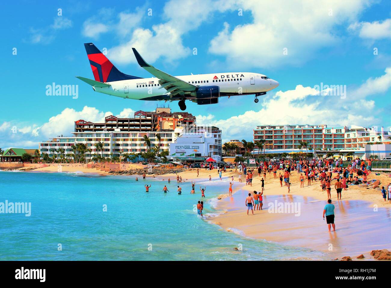 Maho Beach, Sint Maarten, Karibik - 27. Februar 2018: ein Delta Air Flugzeug Linien niedrig fliegt über den berühmten Maho Beach vor der Landung am SXM Flughafen. Stockfoto
