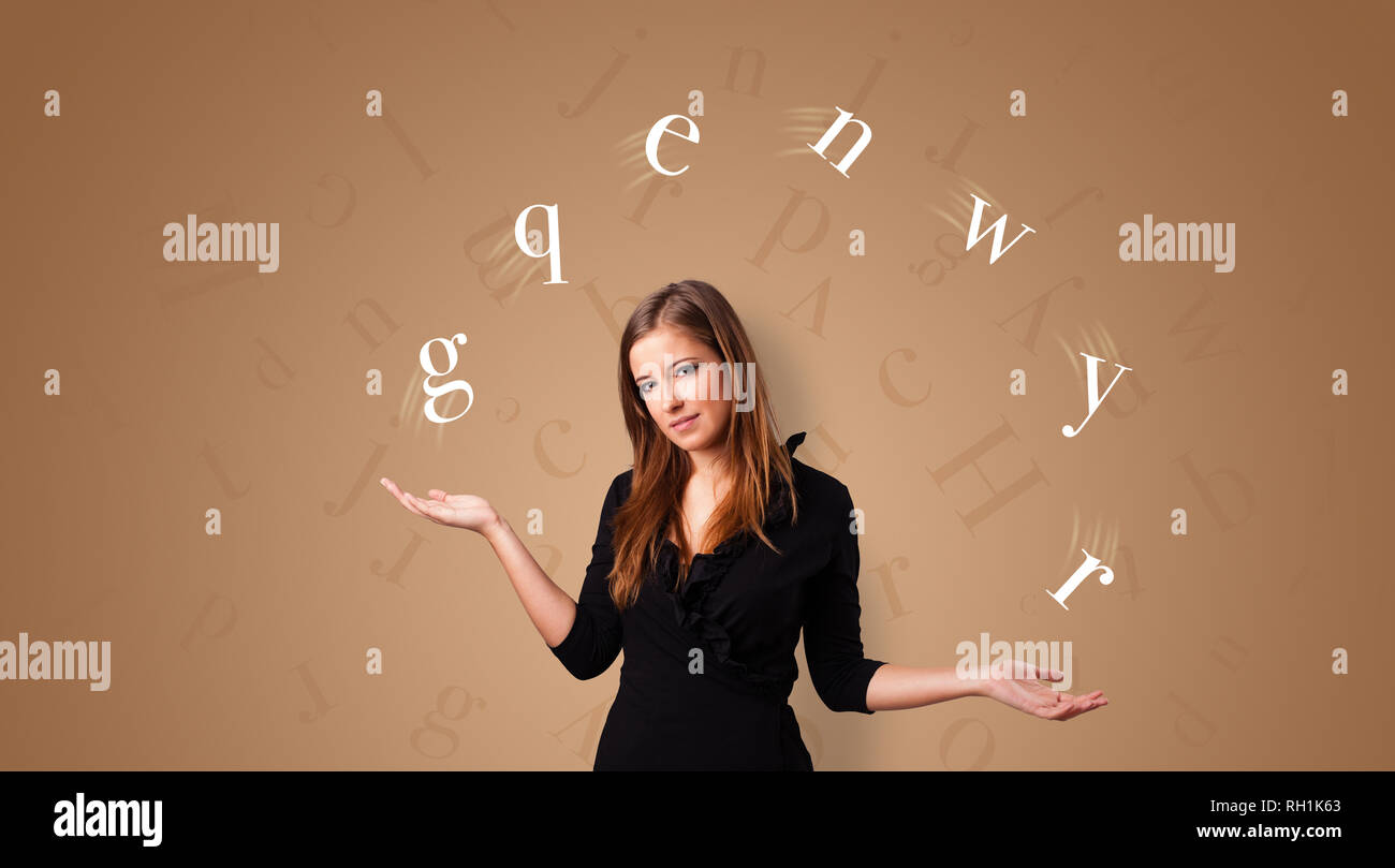 Junger student mit Buchstaben jonglieren Stockfoto