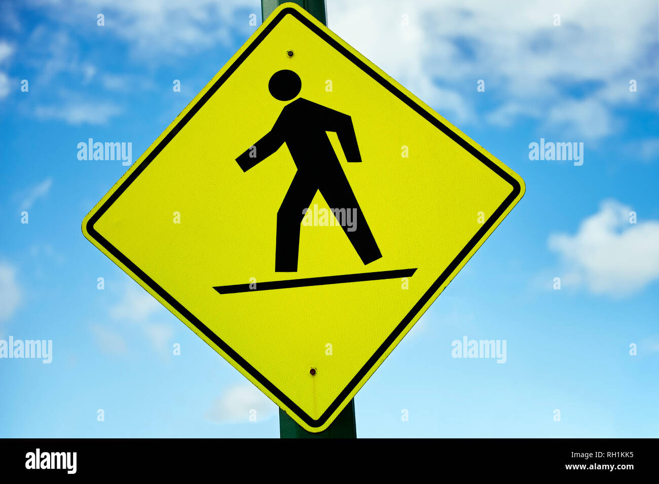 Helles gelbes Quadrat Gehweg Straße signage fotografiert vor einem blauen Himmel und Wolken in Vancouver, Kanada Stockfoto