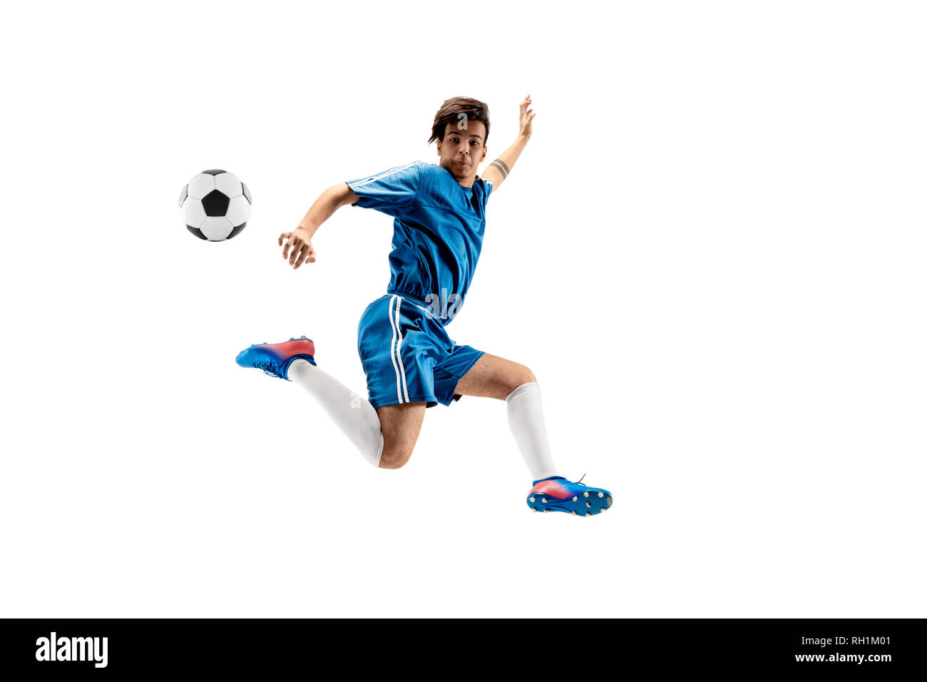 Junge mit Fußball zu tun Flying Kick, isoliert auf Weiss. Fußball-Spieler in Bewegung in Studio Hintergrund. Fit springen Junge in Action, Jump, Bewegung im Spiel. Stockfoto