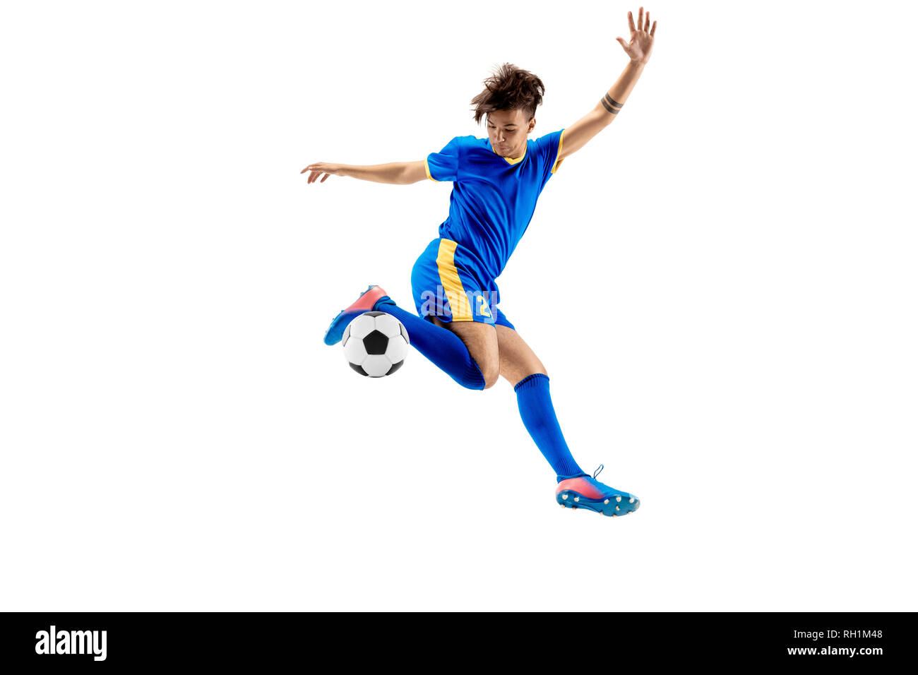 Junge mit Fußball zu tun Flying Kick, isoliert auf Weiss. Fußball-Spieler in Bewegung in Studio Hintergrund. Fit springen Junge in Action, Jump, Bewegung im Spiel. Stockfoto