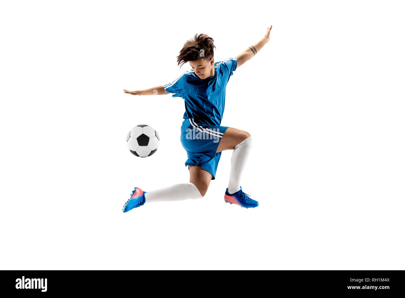 Junge mit Fußball zu tun Flying Kick, isoliert auf Weiss. Fußball-Spieler in Bewegung in Studio Hintergrund. Fit springen Junge in Action, Jump, Bewegung im Spiel. Stockfoto