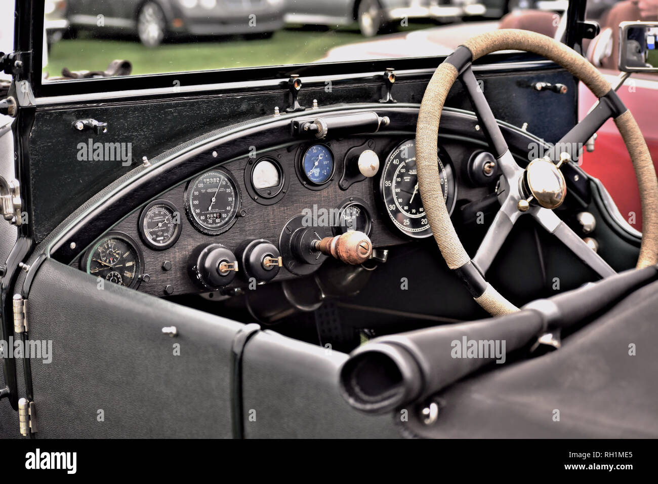 Blick auf das Armaturenbrett und Lenkrad eines antiken Bentley Stockfoto