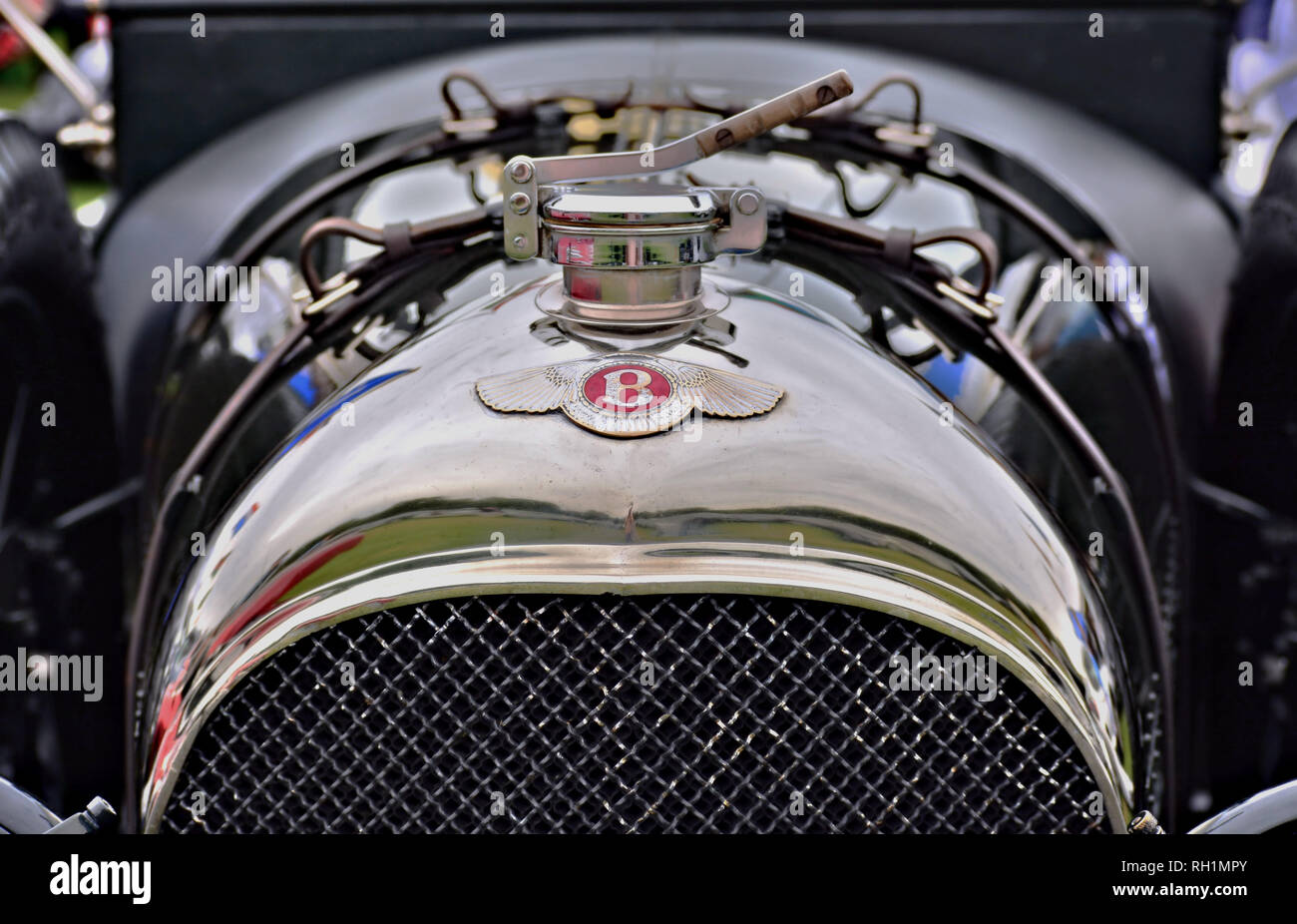 Nahaufnahme des Kühlerdeckels und das Logo eines antiken Bentley Stockfoto