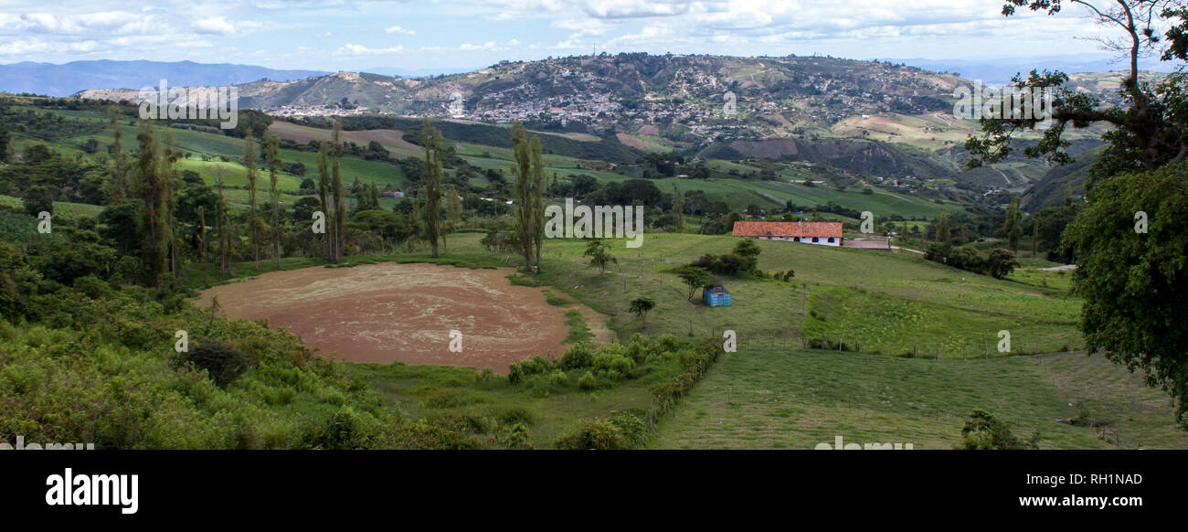 Desktop-Hintergrund, Landschaft mit Berggras oder grüner Wiese Stockfoto