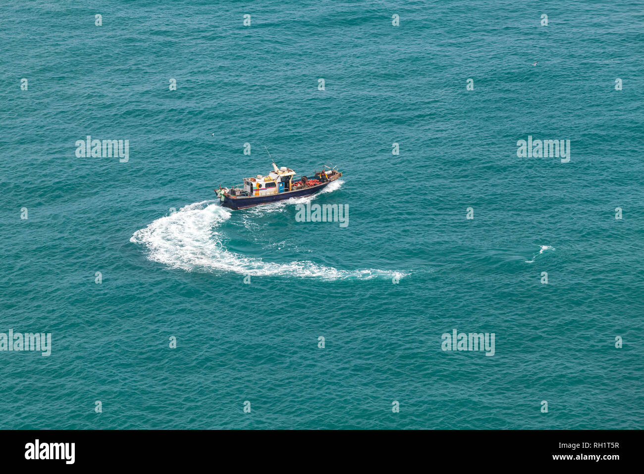 Kleines Motorboot Boot dreht sich in Busan Hafen am sonnigen Tag, Südkorea Stockfoto