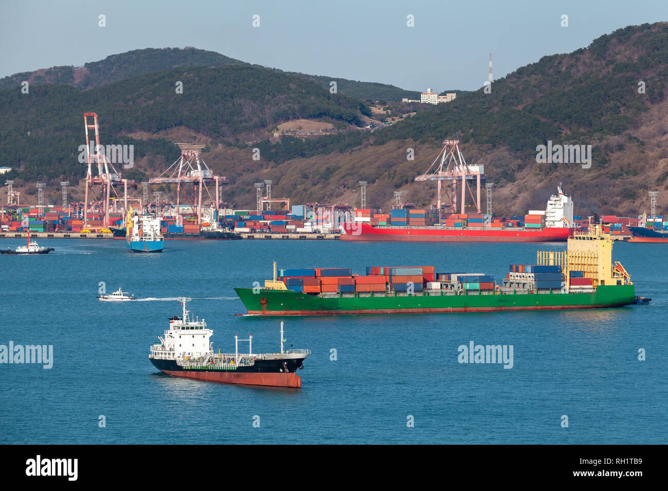 Industrielle Frachtschiffe sind in Busan Hafen am sonnigen Tag, Südkorea Stockfoto