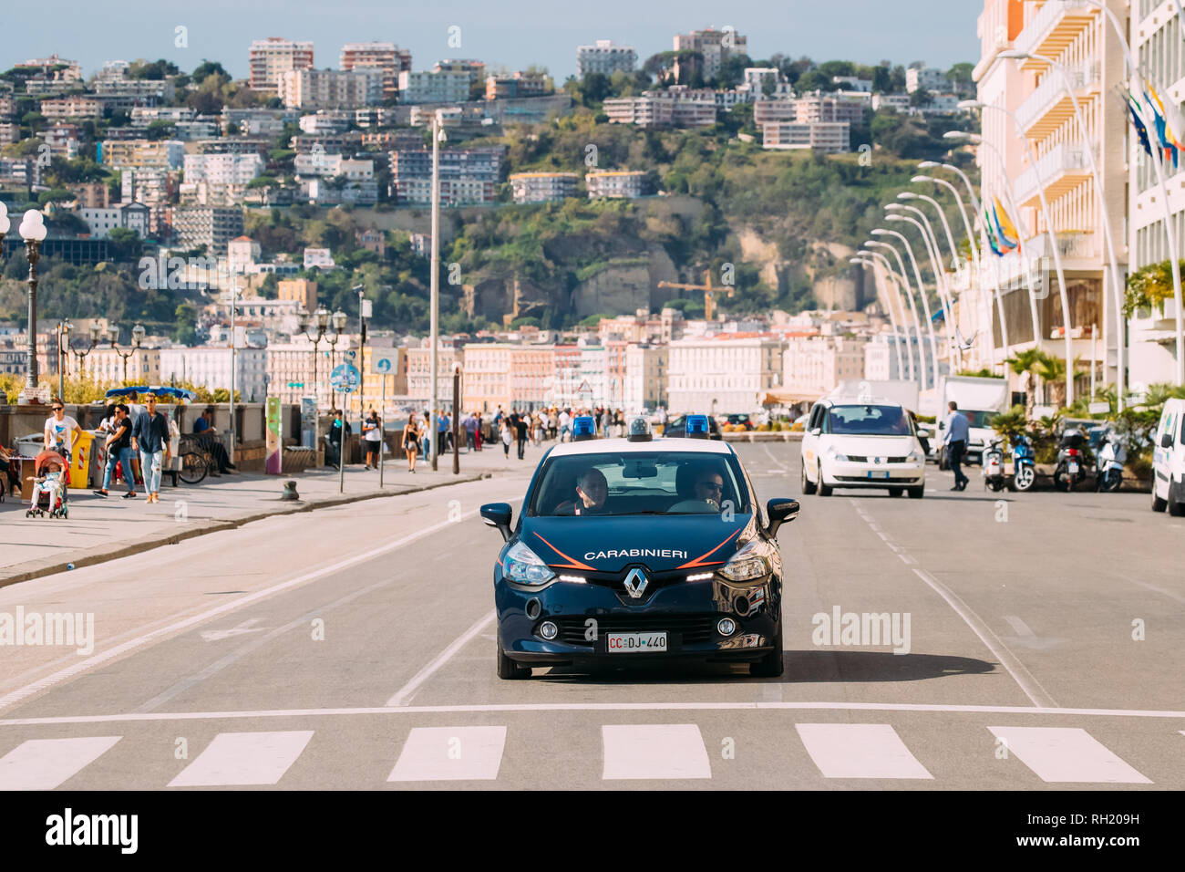 Neapel, Italien - 17. Oktober 2018: Polizei Auto Renault geben Sicherheit in der Via Partenope Straße. Stockfoto