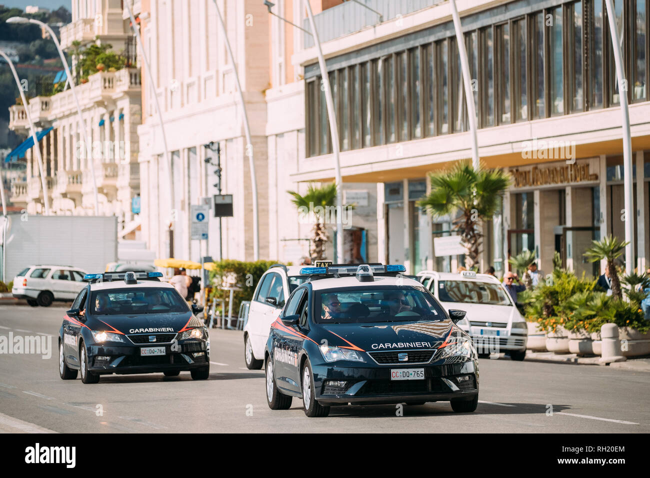 Neapel, Italien - 17. Oktober 2018: zwei Polizeiautos Sitz sorgen für Sicherheit in der Via Partenope Straße. Stockfoto