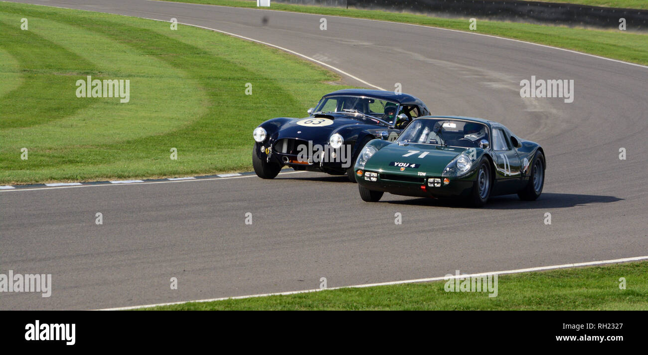 Porsche 904 Carrera und AC Cobra auf der Strecke in Goodwood Revival 7. Sept. 2018 Stockfoto