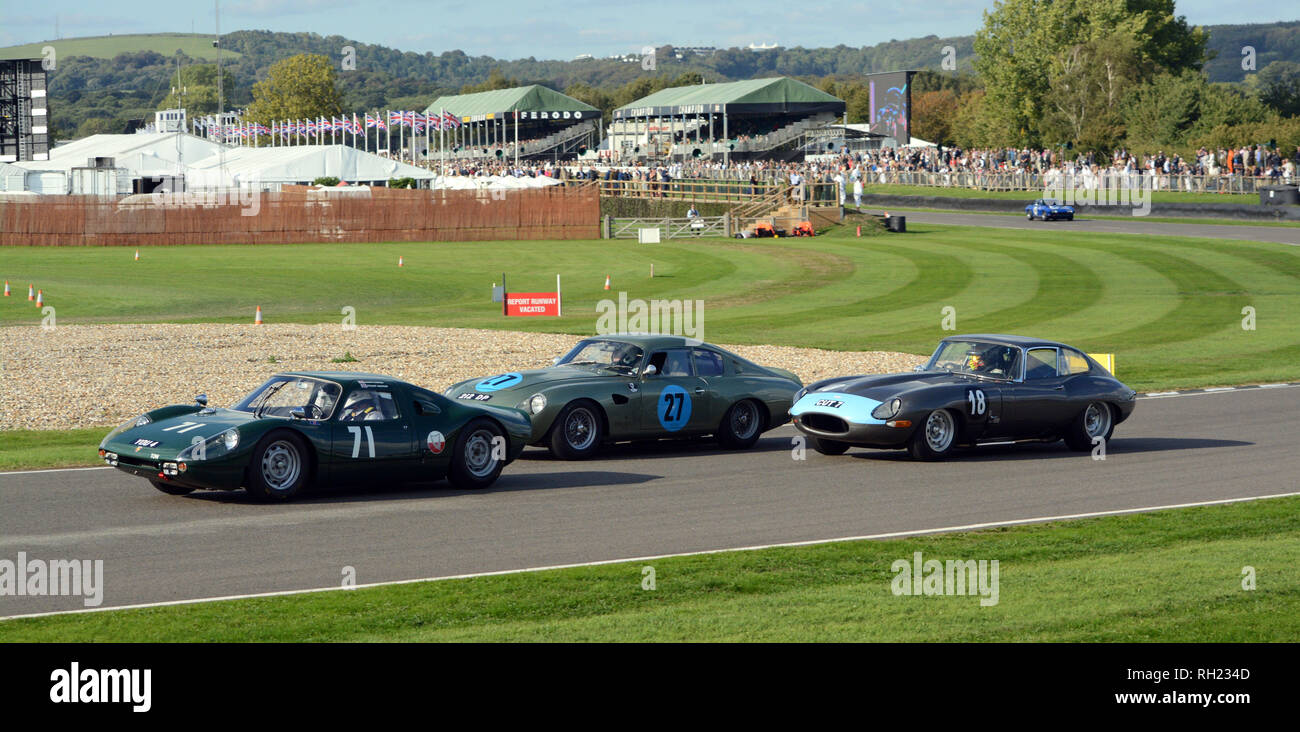Porsche 904 Carrera, Aston Martin und Jaguar E-Type auf der Strecke in Goodwood Revival 7. Sept. 2018 Stockfoto