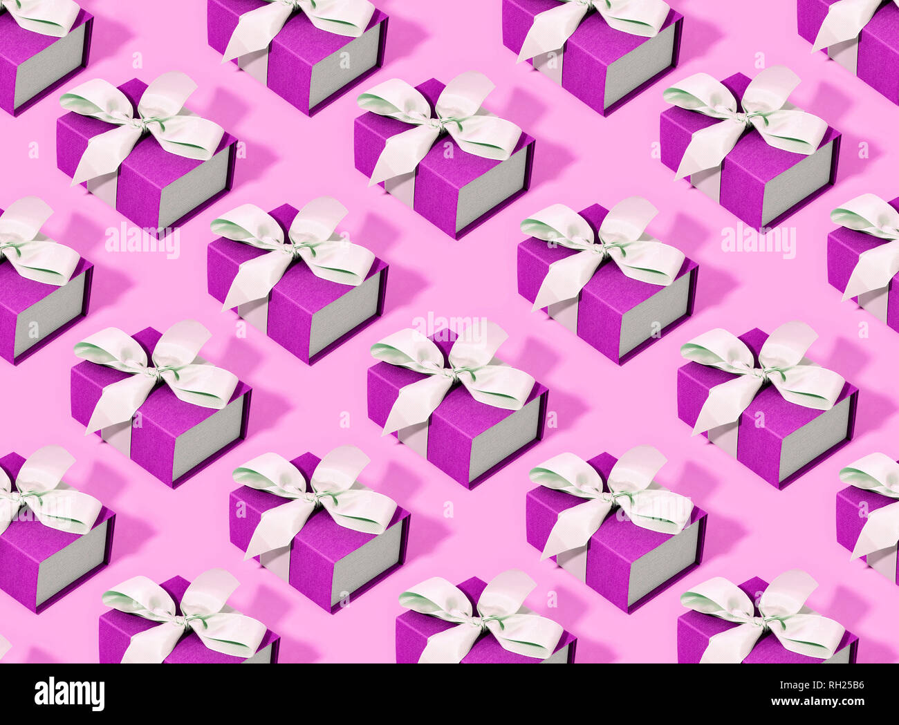 Muster aus rosa Geschenk Boxen auf pastellfarbenen Hintergrund. Stockfoto