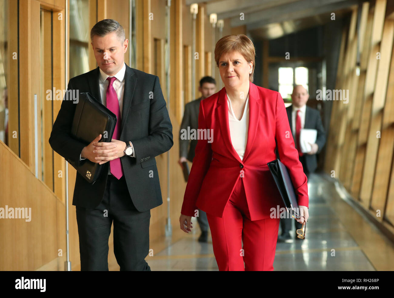 Erster Minister Nicola Stör und Kabinettsminister für Finanzen, Wirtschaft und Fair Work Derek Mackay vor erster Minister der Fragen bei den schottischen Parlament in Edinburgh ankommen. Stockfoto