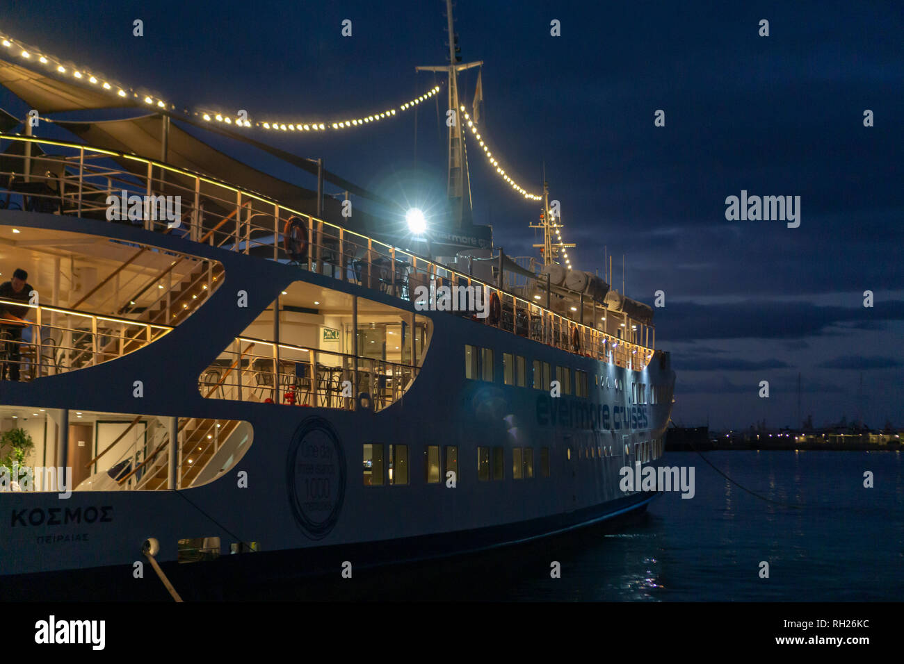 Unser Kreuzfahrtschiff sah magische mit all den schimmernden Lichter an. Stockfoto