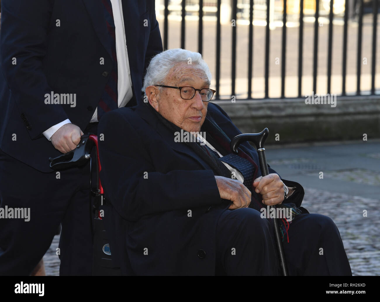 Henry Kissinger, der ehemalige Außenministerin der Regierung der Vereinigten Staaten und National Security Advisor, kommt für einen Service der Danksagung für das Leben und die Arbeit der ehemalige Außenminister Lord Carrington am Westminster Abbey in London. Stockfoto