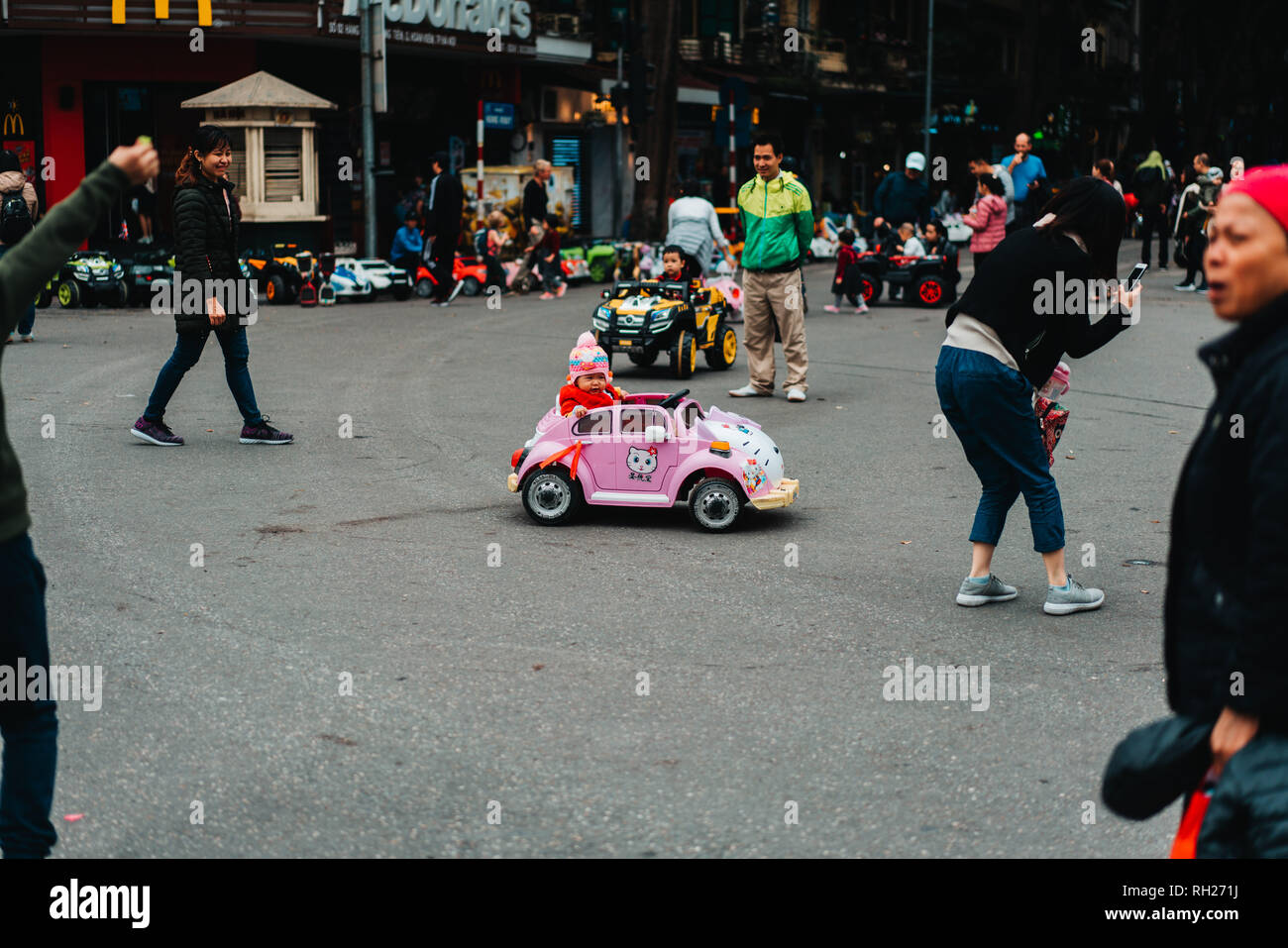 Hanoi, Vietnam, 12.20.18: Das Leben auf der Straße in Hanoi. Eine der wichtigsten Straßen ist am Wochenende geschlossen. Stockfoto