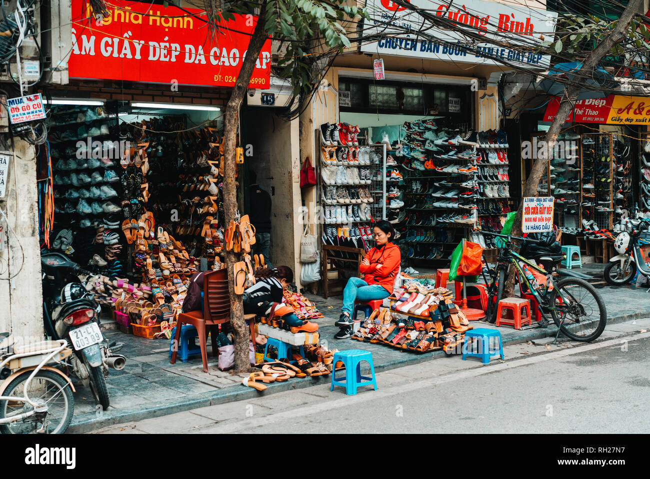 Hanoi, Vietnam, 12.20.18: Das Leben auf der Straße in Hanoi. Anbieter versuchen, ihre Waren in den belebten Straßen von Hanoi zu verkaufen. Stockfoto