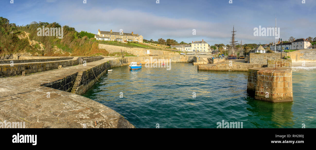 High Tide, Charlestown Harbour, Cornwall, mit Blick auf Großsegler und Holiday Cottages Stockfoto