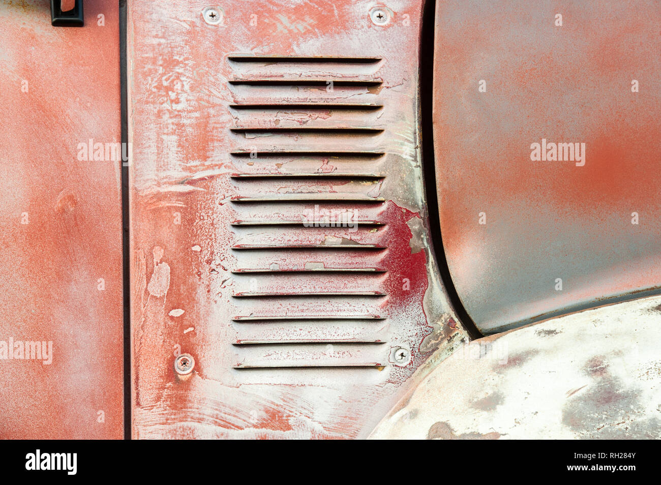 Nahaufnahme einer rostigen Patina Fahrzeug Hintergrund der Kontrollleiste Stockfoto