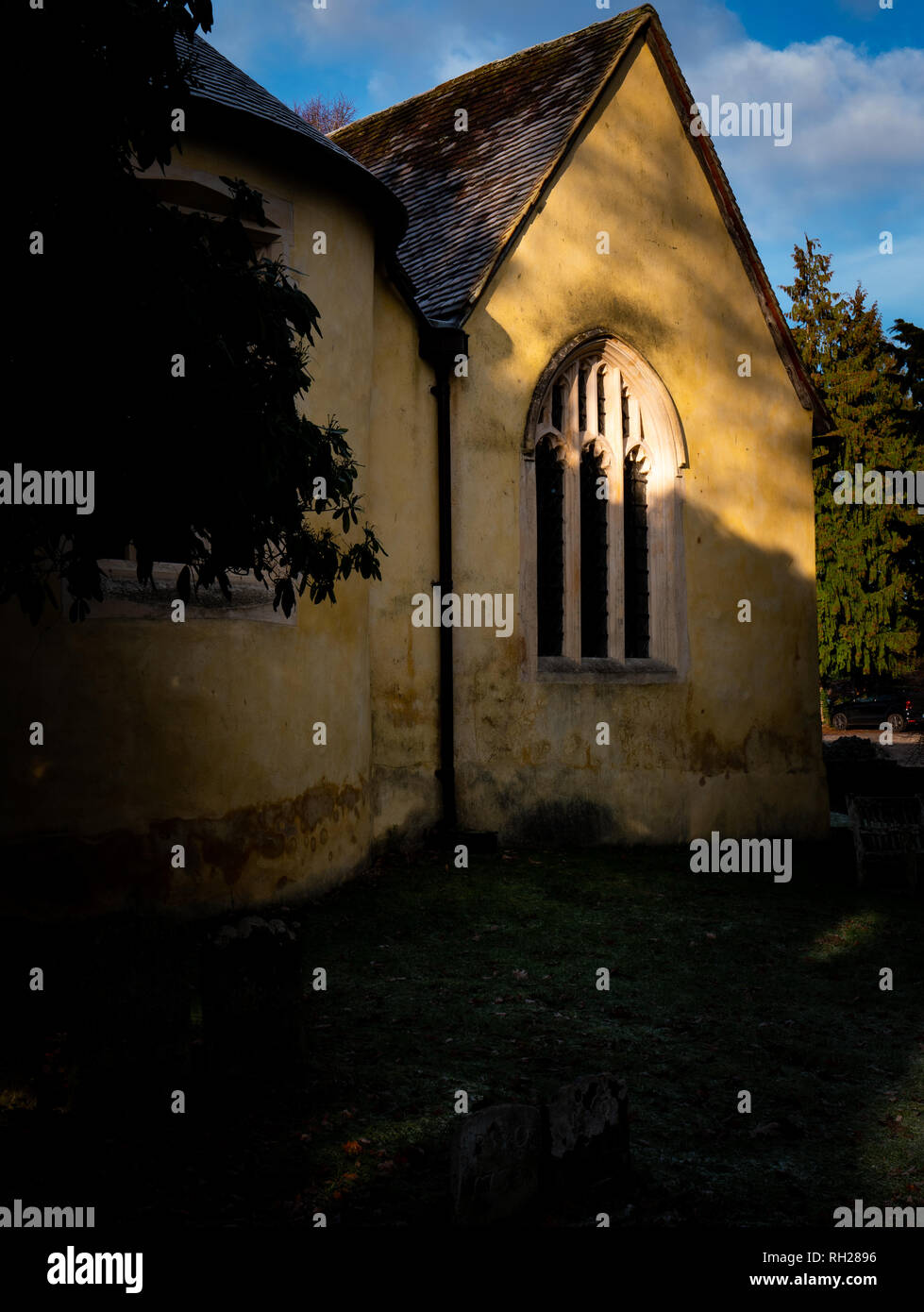 Portrait Deutsch Dorfkirche in der frühen Morgensonne Stockfoto