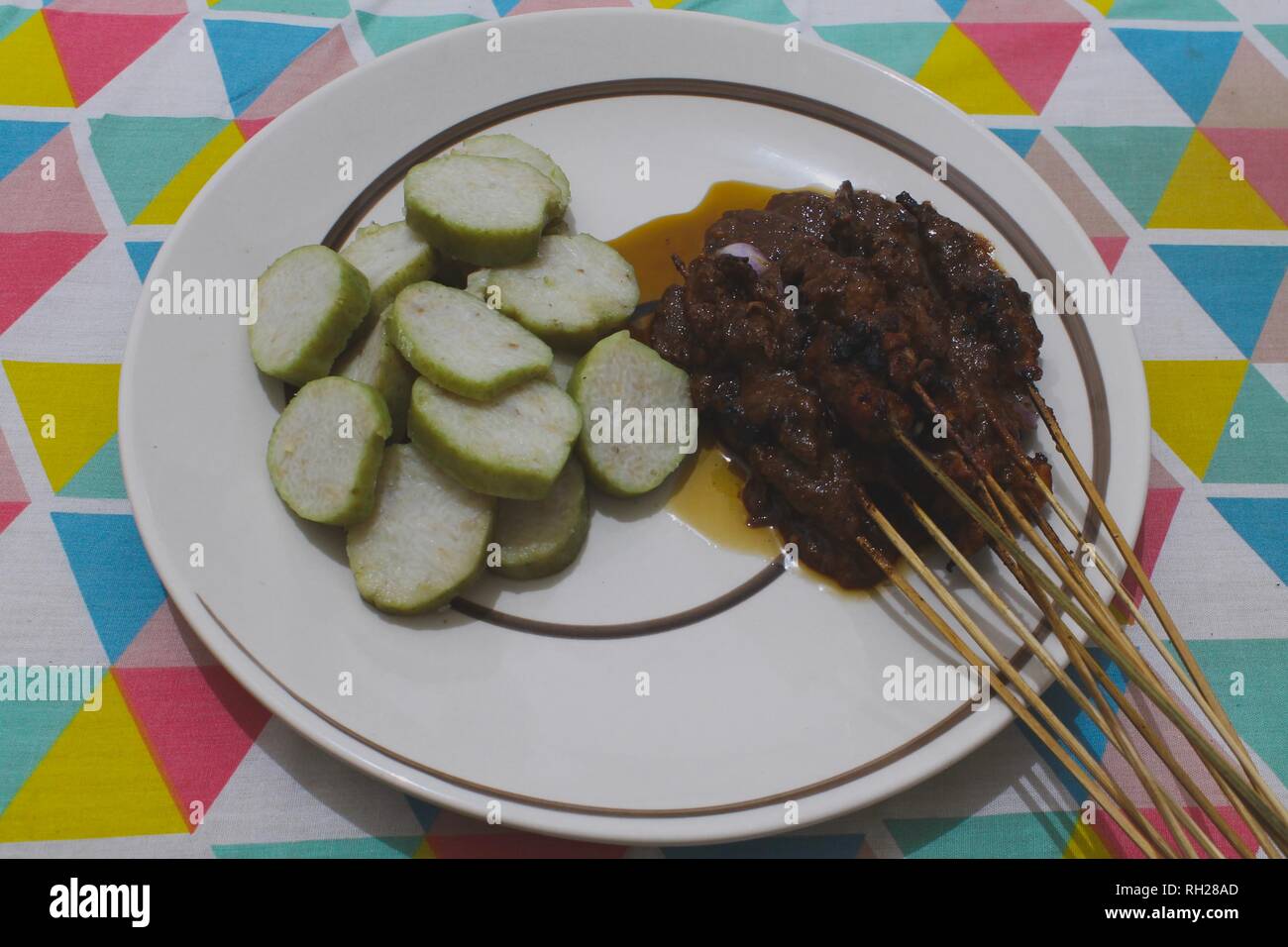 Eine von Indonesien traditionelles Essen, Chicken Satay mit Reis Kuchen (Lontong) Stockfoto