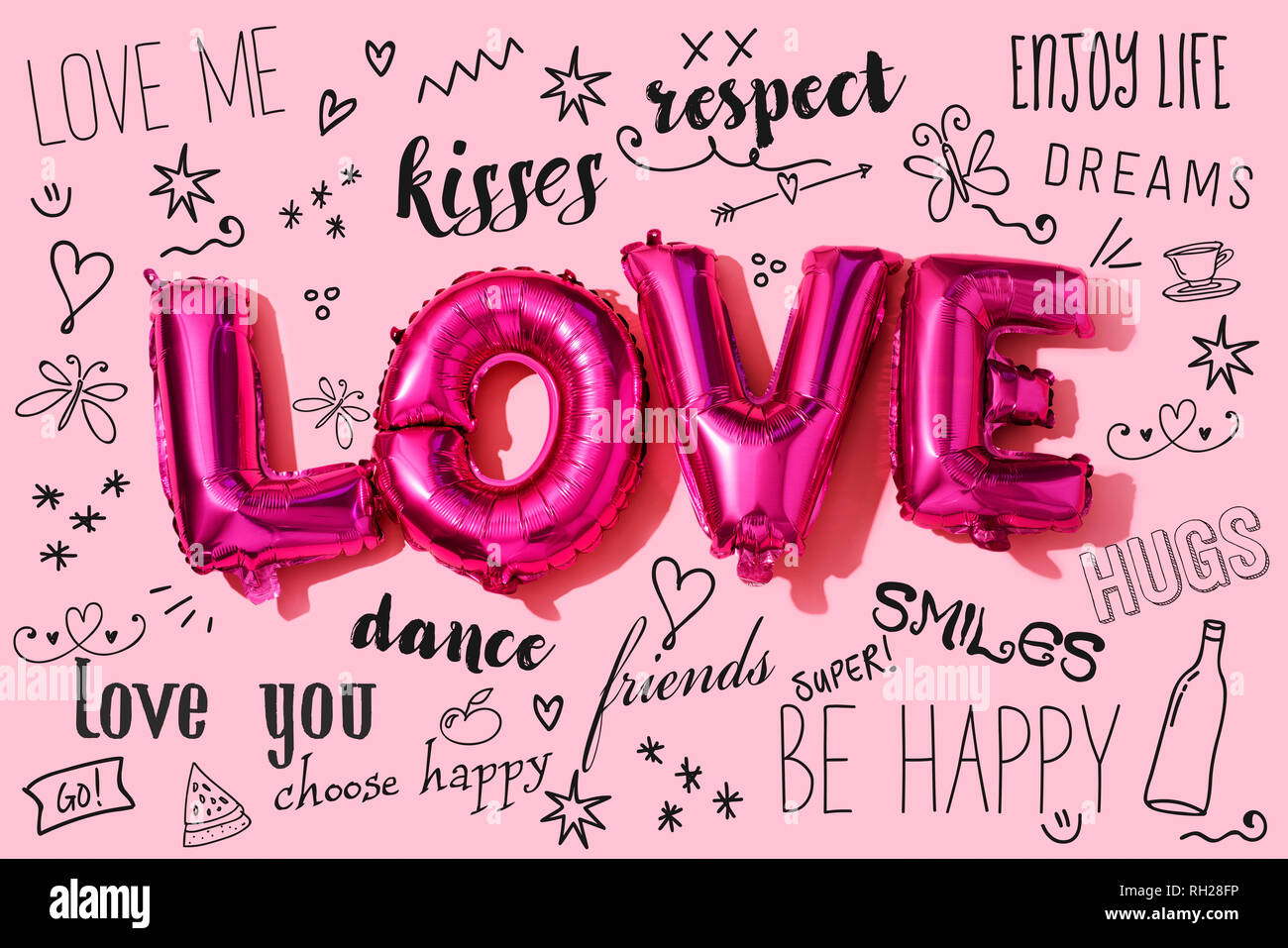 Einige fuchsia Brief-förmige Ballons, die das Wort Liebe, und einige andere Wünsche und Zeichnungen auf einem rosa Hintergrund Stockfoto