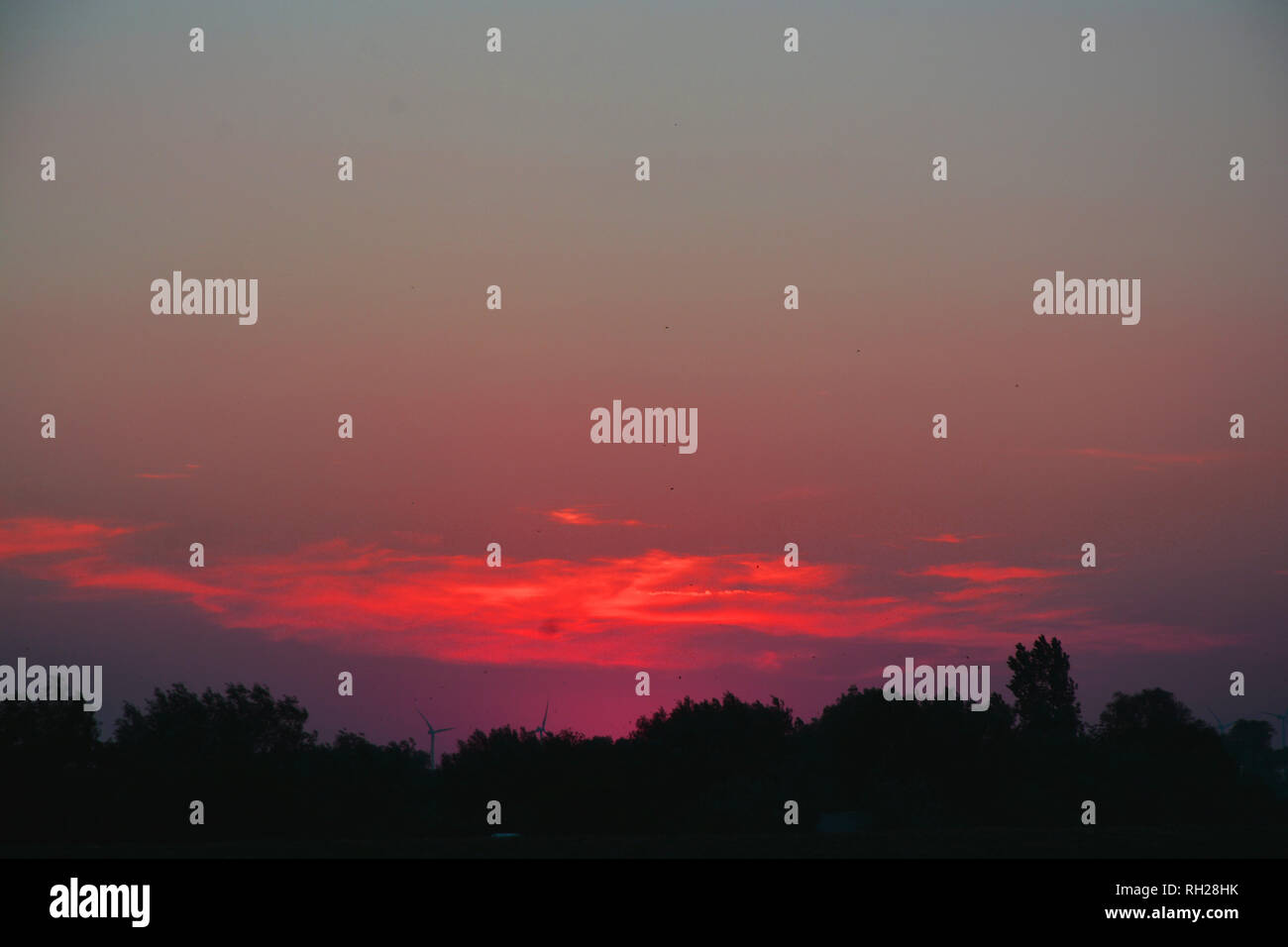 Sonnenuntergang am Wasser, Stockfoto