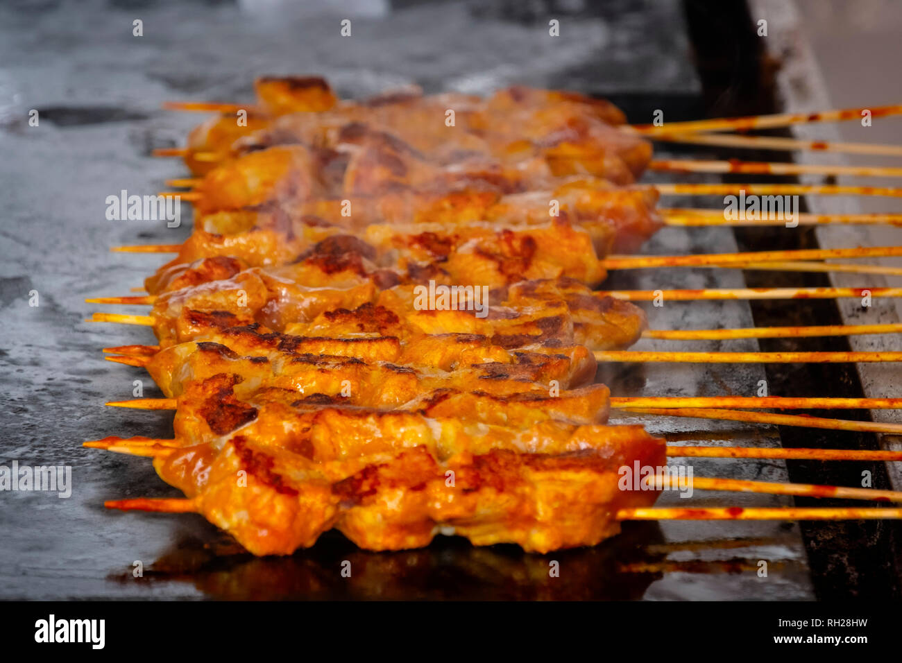 Gastronomie. Hähnchenspieße Kochen auf dem Grill, Mijas Pueblo. Provinz Malaga, Costa del Sol. Andalusien im Süden Spaniens. Europa Stockfoto