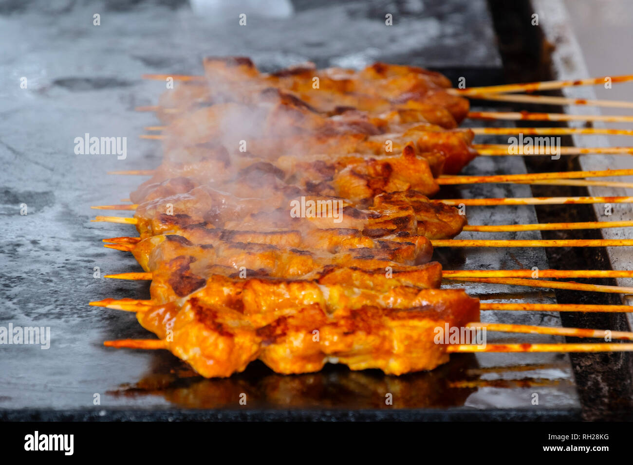 Gastronomie. Hähnchenspieße Kochen auf dem Grill, Mijas Pueblo. Provinz Malaga, Costa del Sol. Andalusien im Süden Spaniens. Europa Stockfoto