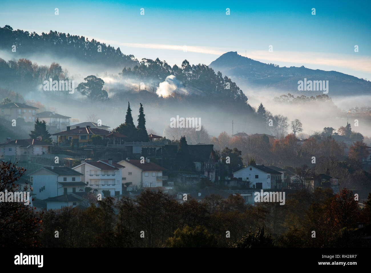 Panoramablick bei Sonnenaufgang, Dorf Arcos de Valdevez. Viana do Castelo, Region Alto Minho. Nördlichen Portugal, Europa Stockfoto