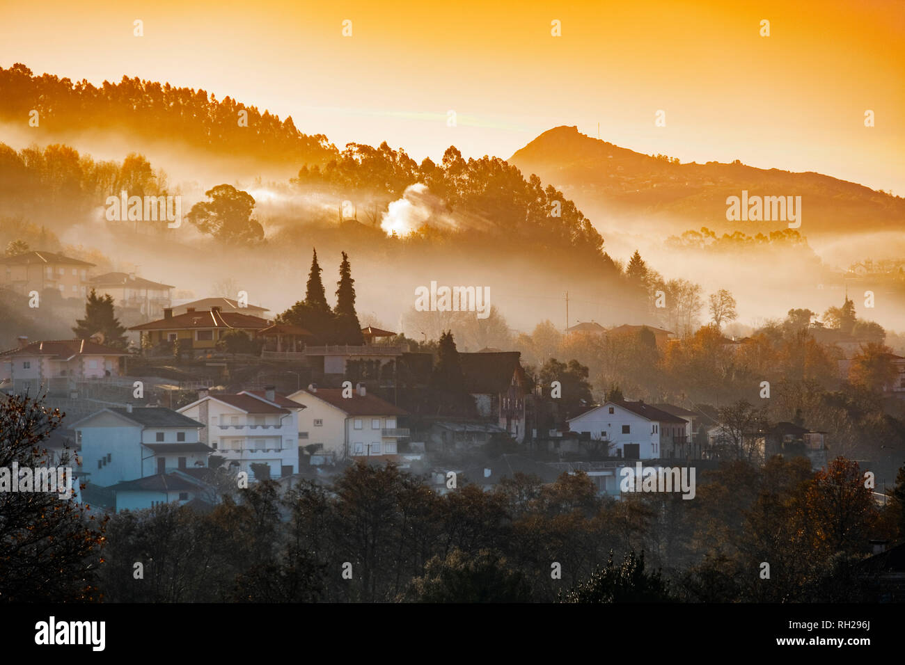 Panoramablick bei Sonnenaufgang, Dorf Arcos de Valdevez. Viana do Castelo, Region Alto Minho. Nördlichen Portugal, Europa Stockfoto