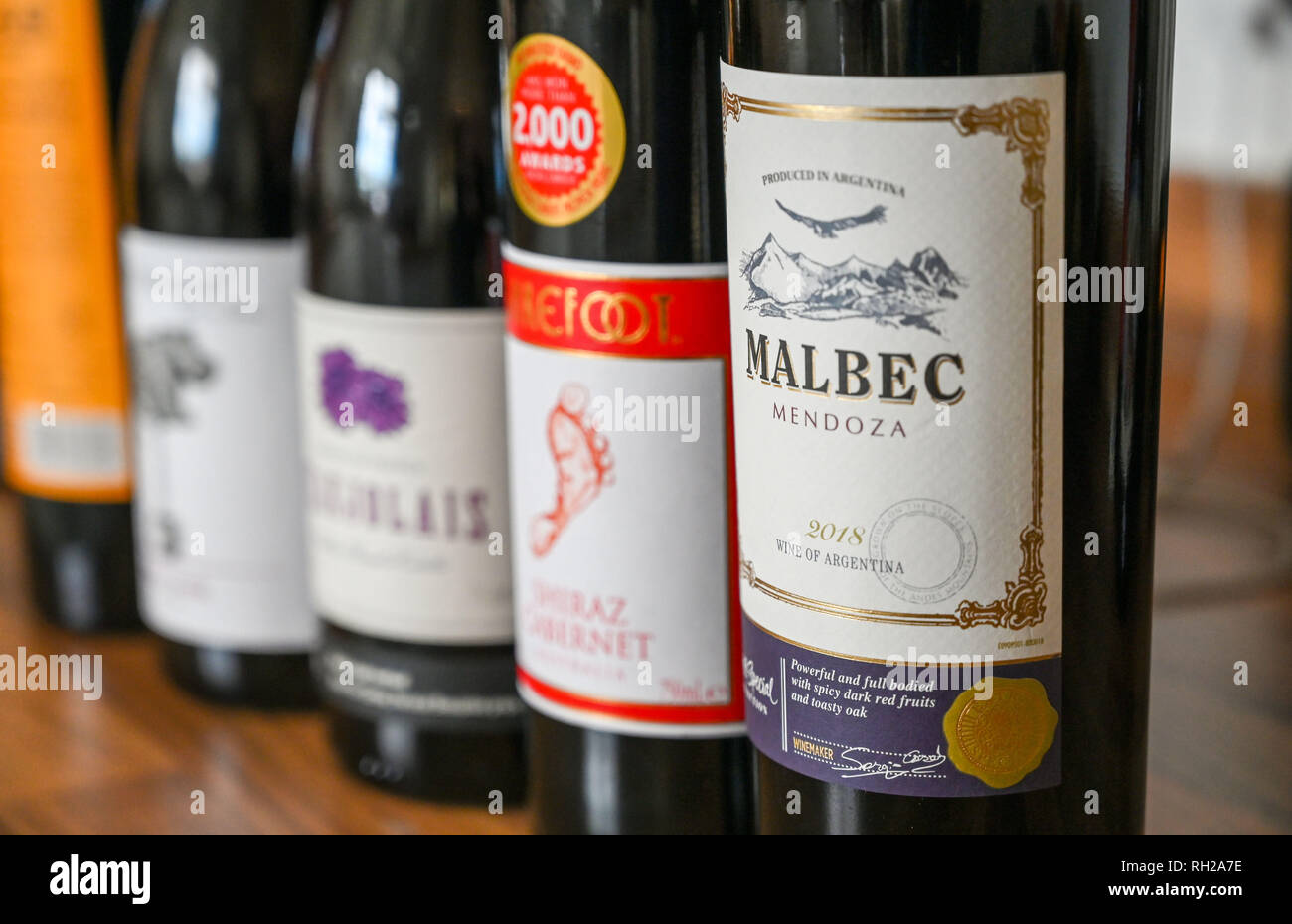 Verschiedene Flaschen Rotwein einschließlich einer Mendoza Malbec aus Argentinien Stockfoto