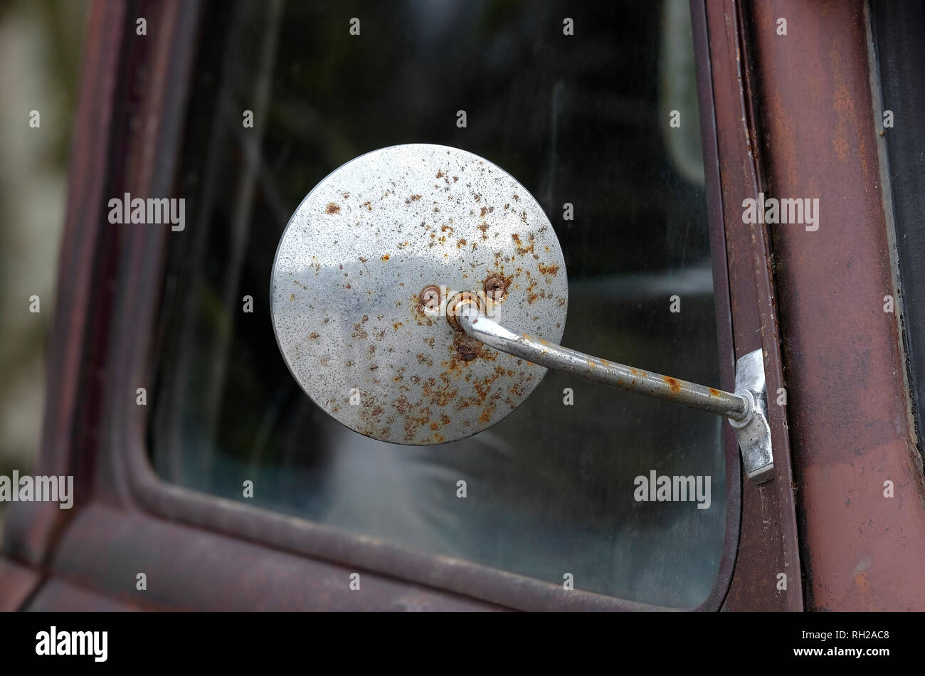 Verwitterte Außenspiegel auf alten Chevrolet 6100 Lkw Stockfoto