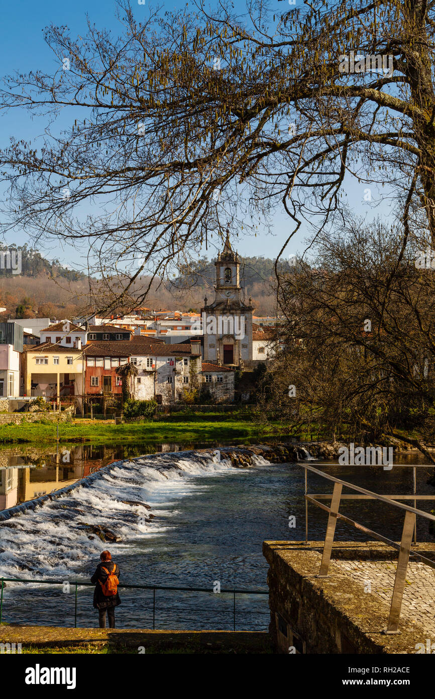 Vez Fluss und Dorf Arcos de Valdevez. Viana do Castelo, Region Alto Minho. Nördlichen Portugal, Europa Stockfoto